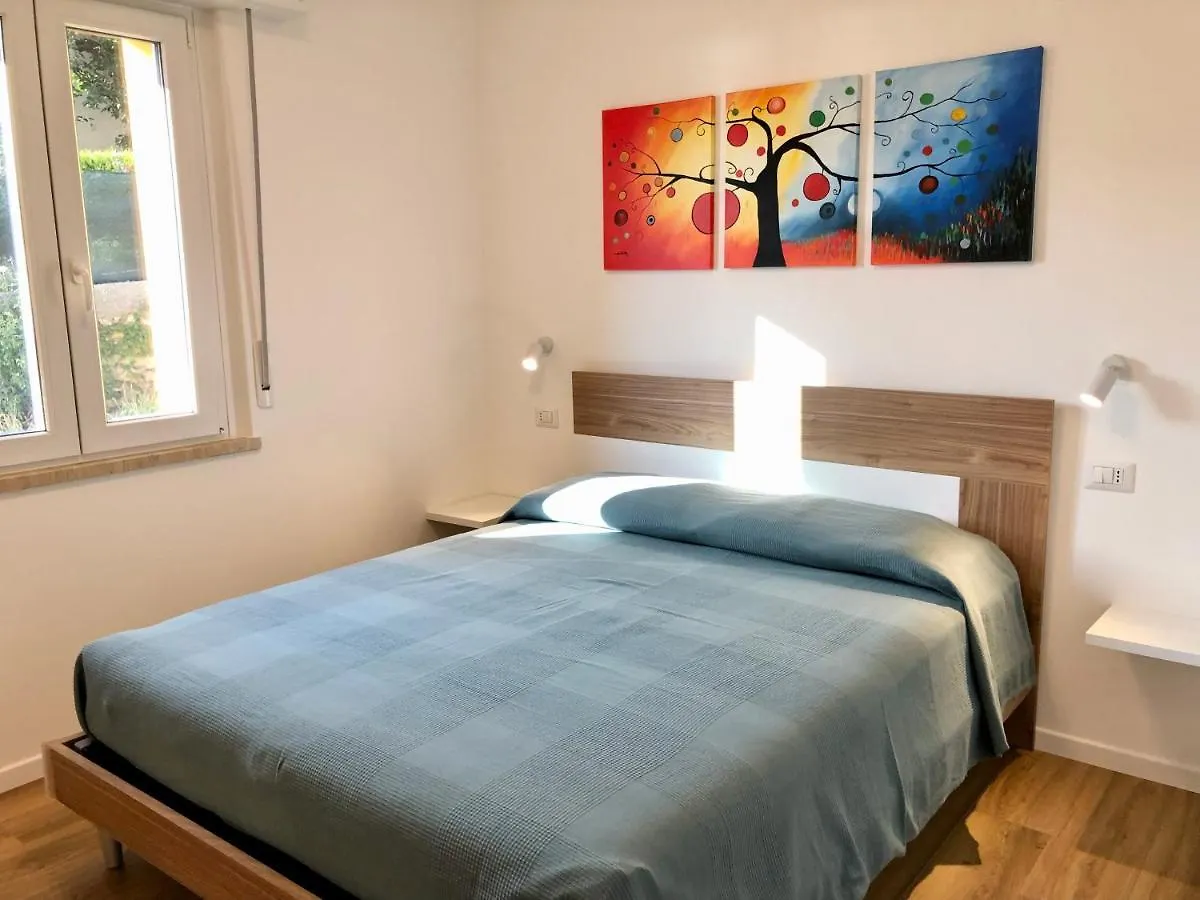 מאלצ'סינה Lake View Sottodossi Apartment איטליה