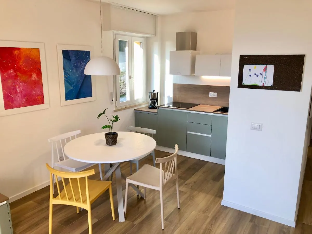 מאלצ'סינה Lake View Sottodossi Apartment איטליה