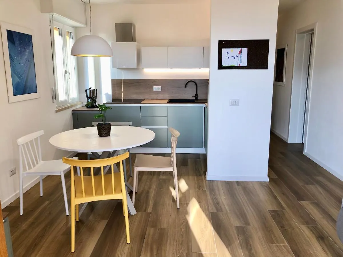 מאלצ'סינה Lake View Sottodossi Apartment איטליה