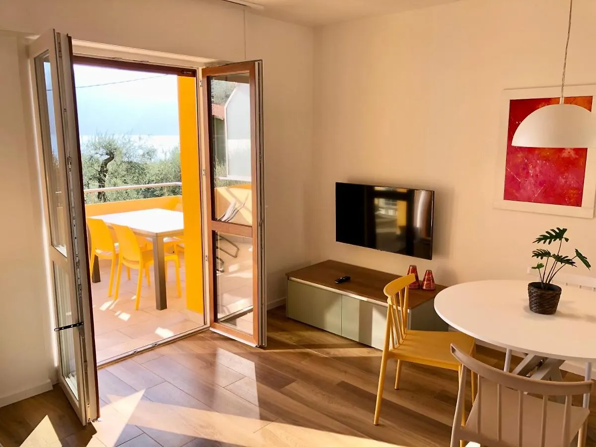 מאלצ'סינה Lake View Sottodossi Apartment