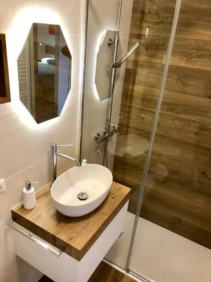 מאלצ'סינה Lake View Sottodossi Apartment