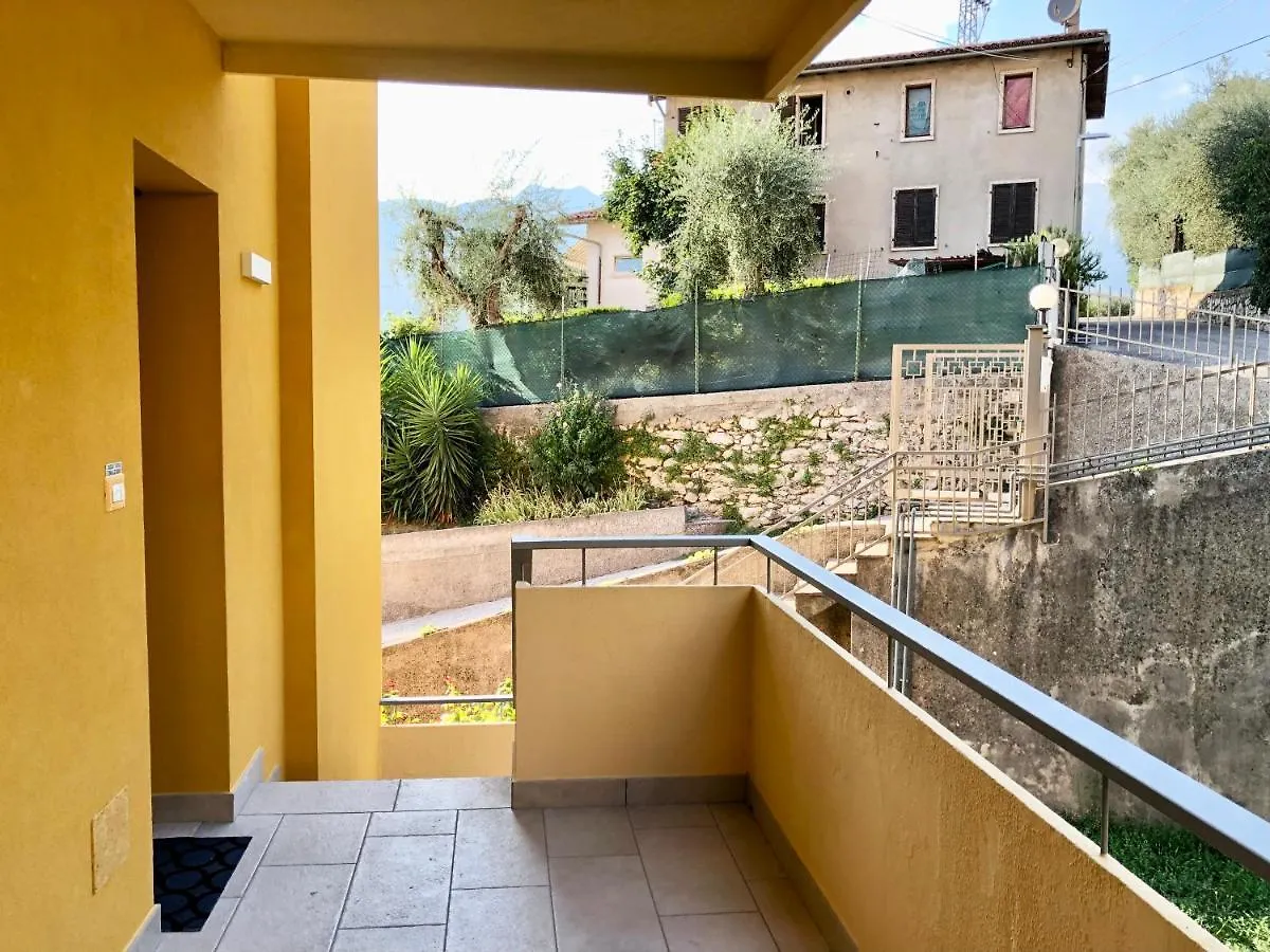 מאלצ'סינה Lake View Sottodossi Apartment איטליה